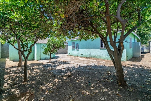 11860 Athens Way, Los Angeles, CA 90061 - view of yard with an outdoor structure