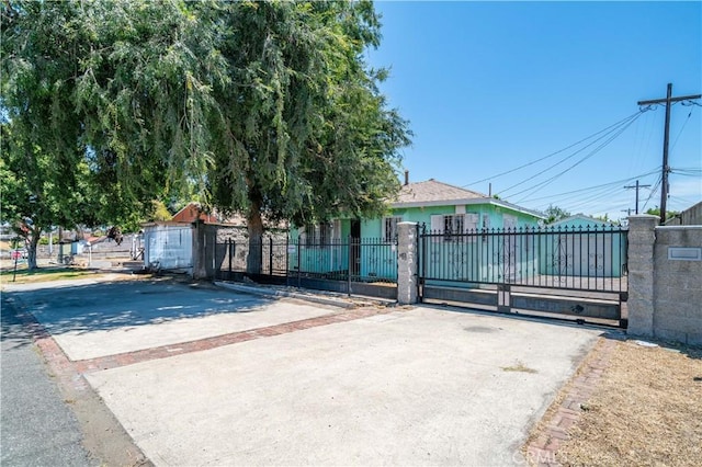 11860 Athens Way, Los Angeles, CA 90061 - gate featuring a fenced front yard