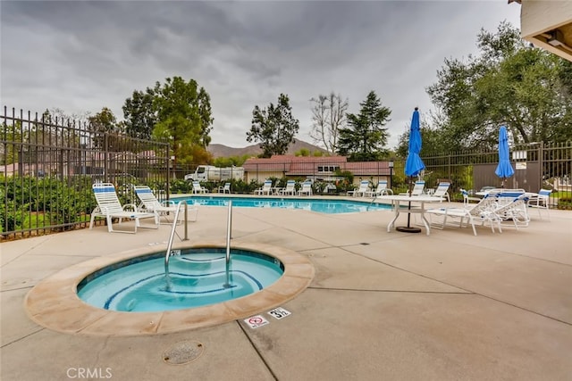 529 El Azul Cir, Oak Park, CA 91377 - community pool featuring a patio and a hot tub