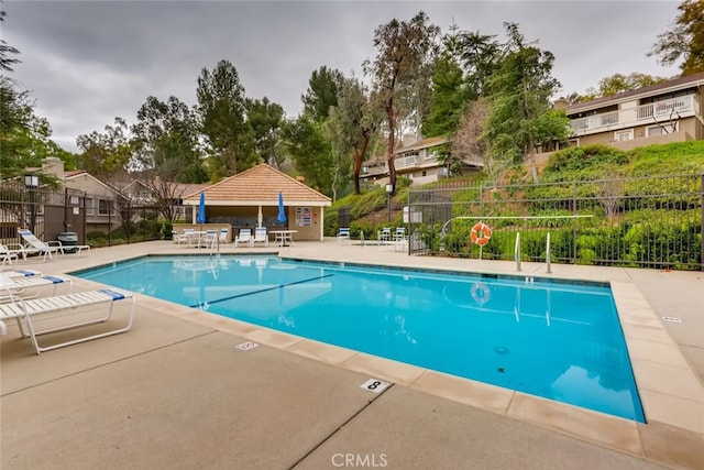 529 El Azul Cir, Oak Park, CA 91377 - community pool with a patio area