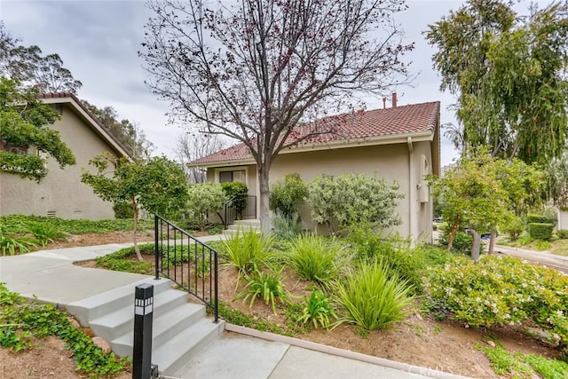 529 El Azul Cir, Oak Park, CA 91377 - view of front of home featuring stucco siding and a tile roof