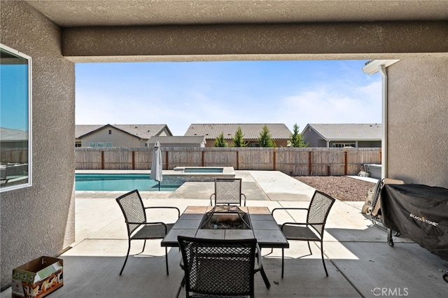 2070 Solig Ave, Kingsburg, CA 93631 - fenced backyard featuring an outdoor fire pit, a patio area, and a pool with connected hot tub