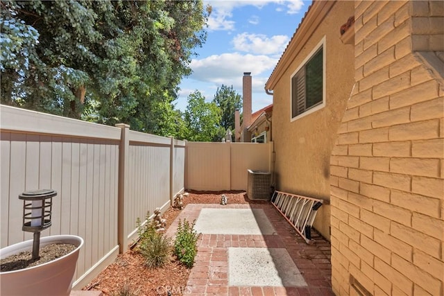 26337 Rainbow Glen Dr Unit 244, Newhall, CA 91321 - fenced backyard featuring a patio area