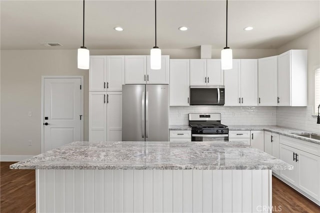 5616 Glen Way, Paradise, CA 95969 - kitchen featuring stainless steel appliances, decorative backsplash, white cabinetry, a center island, and recessed lighting