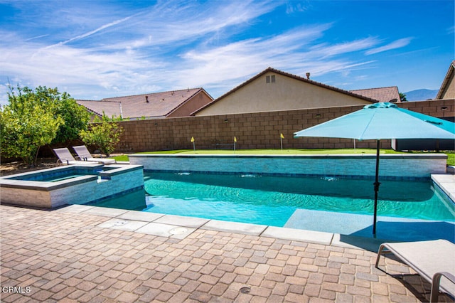 84319 Cigno Ct, Indio, CA 92203 - view of pool featuring a fenced backyard, a pool with connected hot tub, and a patio area
