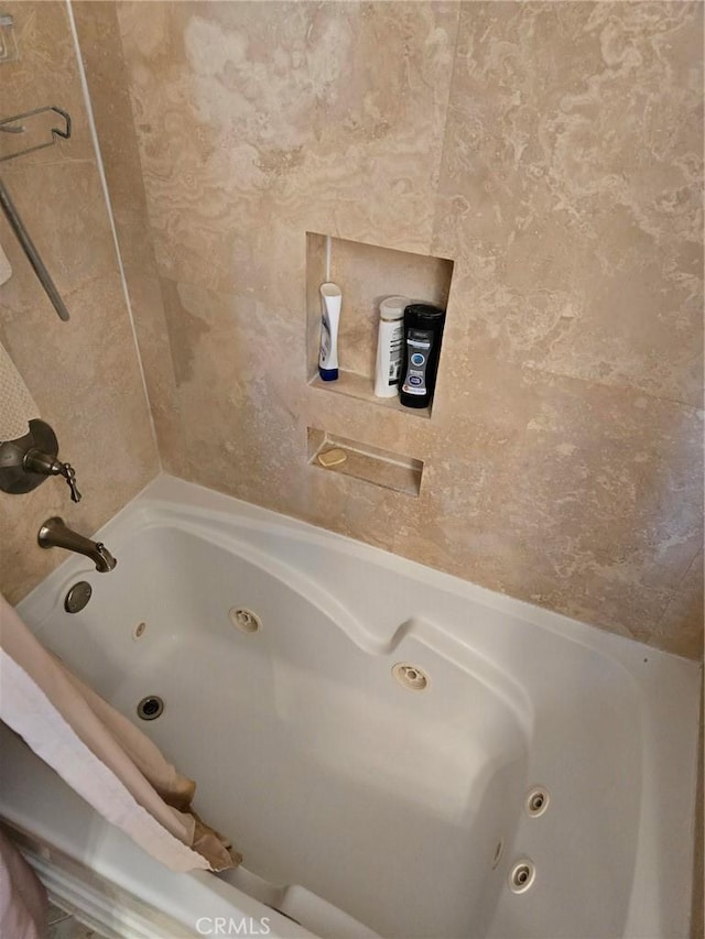 7050 Ivanpah Ave Unit 29, Palms, CA 92277 - full bath with a combined bath / shower with jetted tub