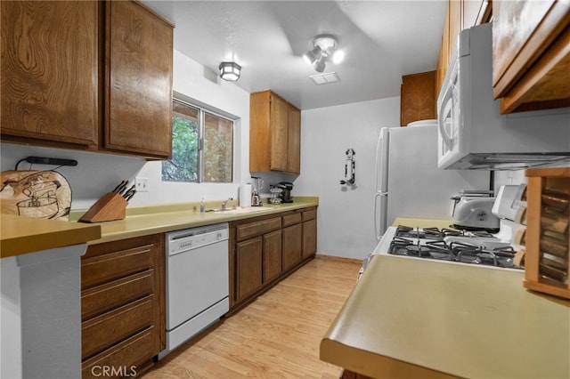 103 Rockledge Ln, Lake Arrowhead, CA 92352 - kitchen featuring white appliances, light countertops, and light wood-style floors