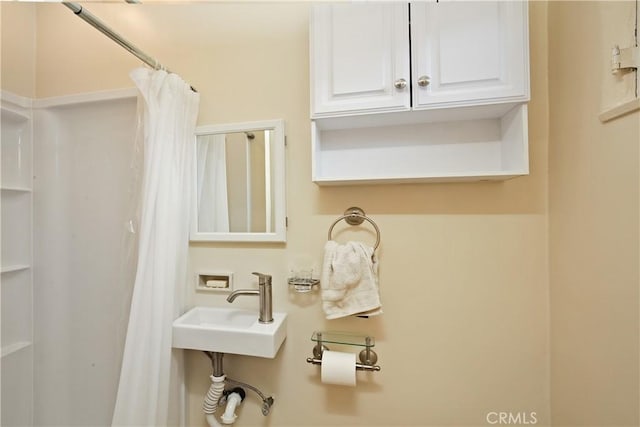 404 N Vinedo Ave, Pasadena, CA 91107 - full bath featuring a sink and curtained shower