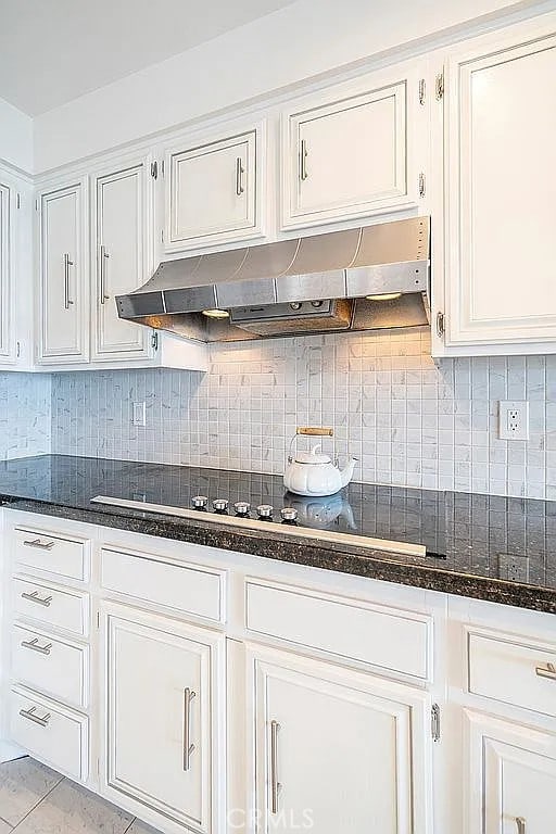 2209 W 25th St Unit 7, San Pedro, CA 90732 - kitchen featuring under cabinet range hood, white cabinetry, decorative backsplash, and black electric cooktop