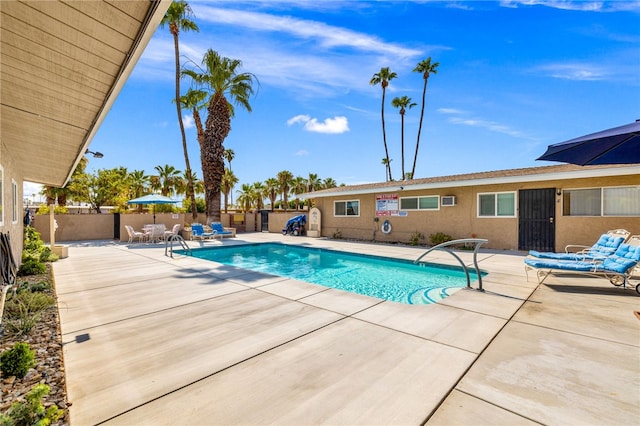 509561 S Highland Dr, Palm Springs, CA 92264 - community pool with a patio area and a fenced backyard