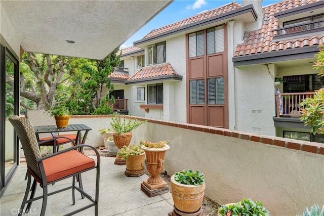 6272 Riviera Cir, Long Beach, CA 90815 - view of patio / terrace