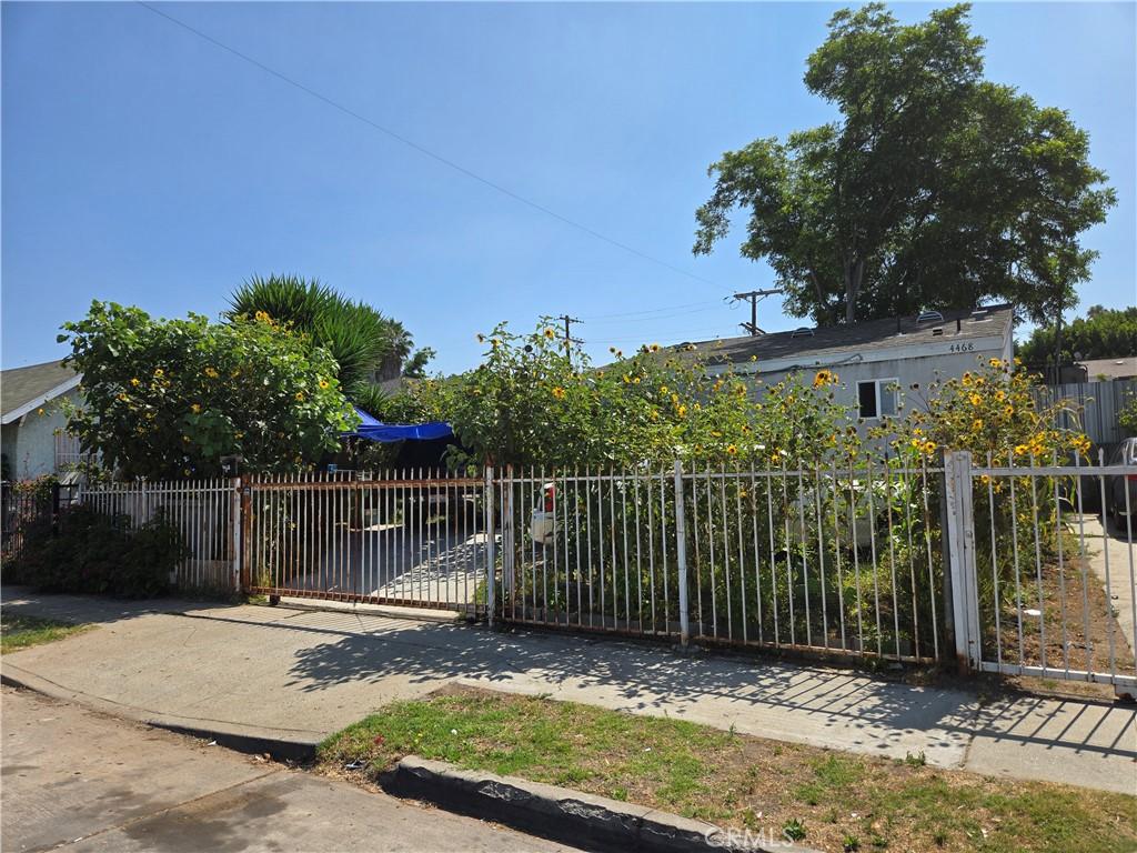 401 E 46th St, Los Angeles, CA 90011 - view of gate