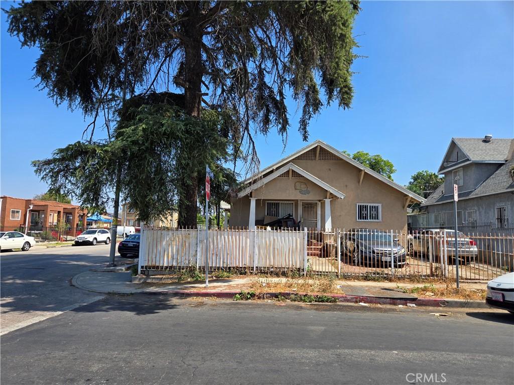 401 E 46th St, Los Angeles, CA 90011 - bungalow featuring a fenced front yard and stucco siding