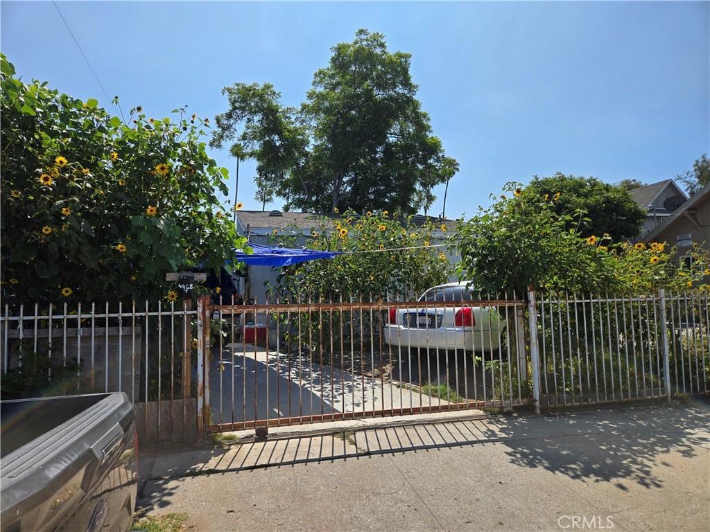 401 E 46th St, Los Angeles, CA 90011 - view of gate