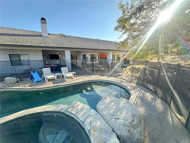 7525 Whitney Ave, Yucca Valley, CA 92284 - view of pool featuring a pool with connected hot tub and a patio area