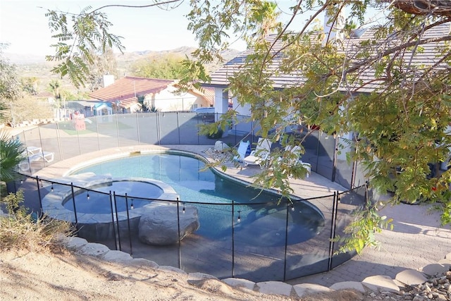 7525 Whitney Ave, Yucca Valley, CA 92284 - view of pool featuring a pool with connected hot tub and a mountain view