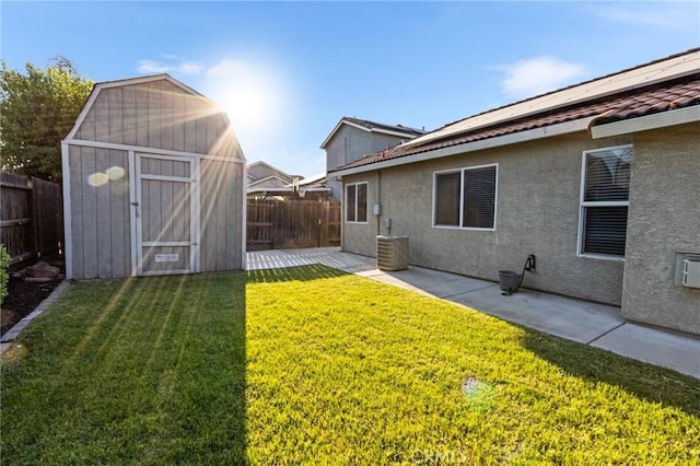 2092 Betsy Ross Ct, Atwater, CA 95301 - fenced backyard featuring a storage shed and a patio