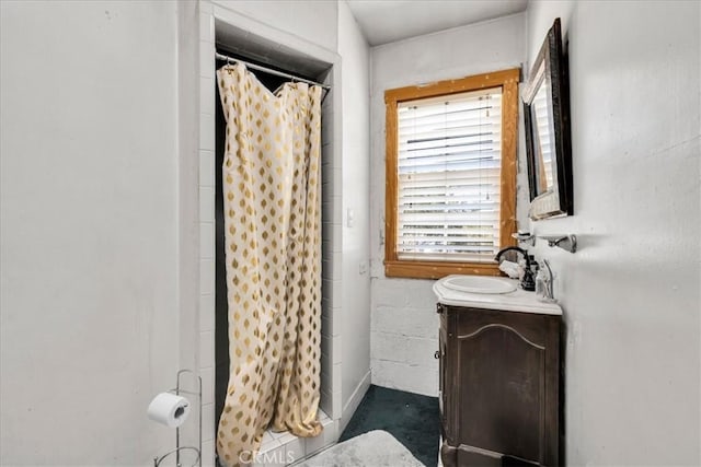 5177 Avenida Del Sol, Joshua Tree, CA 92252 - full bathroom featuring vanity and curtained shower