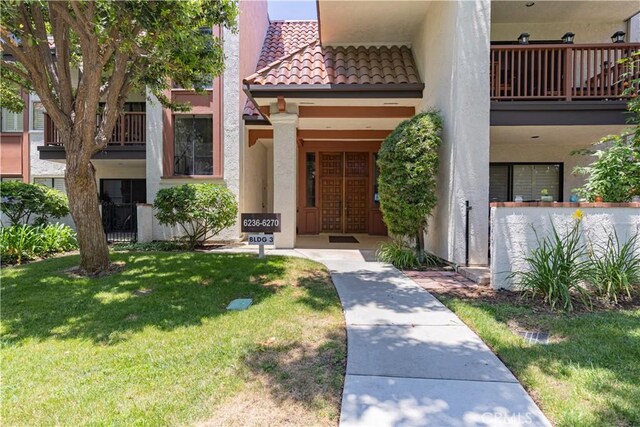 6242 Riviera Cir, Long Beach, CA 90815 - view of front of home with stucco siding, a front yard, and a tile roof