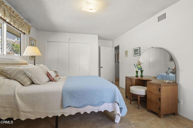 4907 Island View St, Oxnard, CA 93035 - bedroom with a closet and a textured ceiling