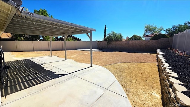 37432 Whitehall Ln, Palmdale, CA 93550 - fenced backyard with a patio