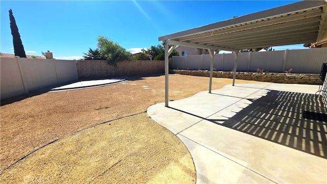 37432 Whitehall Ln, Palmdale, CA 93550 - fenced backyard with a patio area