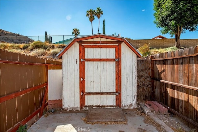 29639 Delphinium Ave, Canyon Country, CA 91387 - view of shed with a fenced backyard