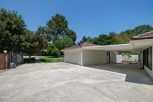 3505 E California Blvd, Pasadena, CA 91107 - garage featuring a carport and driveway