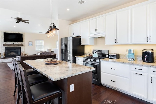 26845 Modoc Ln, Lake Arrowhead, CA 92352 - kitchen featuring stainless steel appliances, under cabinet range hood, open floor plan, ceiling fan, and white cabinetry