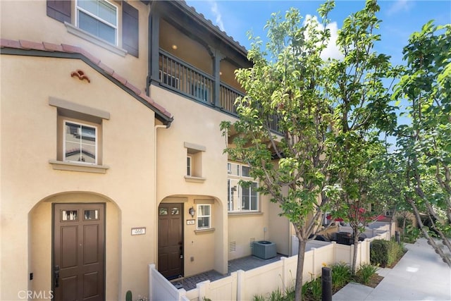 456 W Linden Dr, Orange, CA 92865 - mediterranean / spanish home featuring stucco siding and a fenced front yard