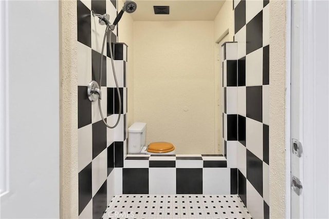 9525 Cambria Ct, Phelan, CA 92371 - bathroom featuring toilet and a shower