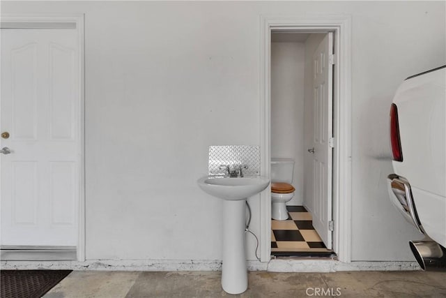 9525 Cambria Ct, Phelan, CA 92371 - bathroom featuring toilet