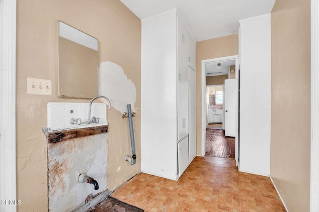 4127 Scandia Way, Los Angeles, CA 90065 - bathroom featuring brick patterned floors and baseboards