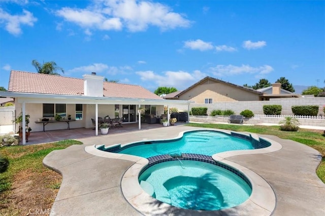 6939 Fremontia Ave, Fontana, CA 92336 - view of swimming pool featuring a pool with connected hot tub and a patio