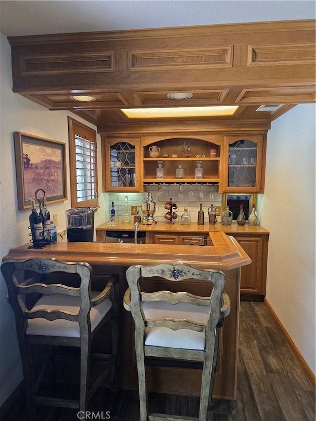 41653 62nd St W, Palmdale, CA 93551 - indoor wet bar with dark wood-type flooring and backsplash