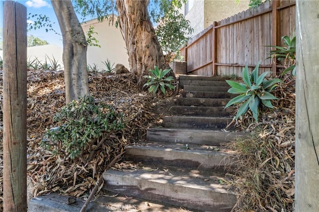 976 N Loma Vista Dr, Long Beach, CA 90813 - view of stairway
