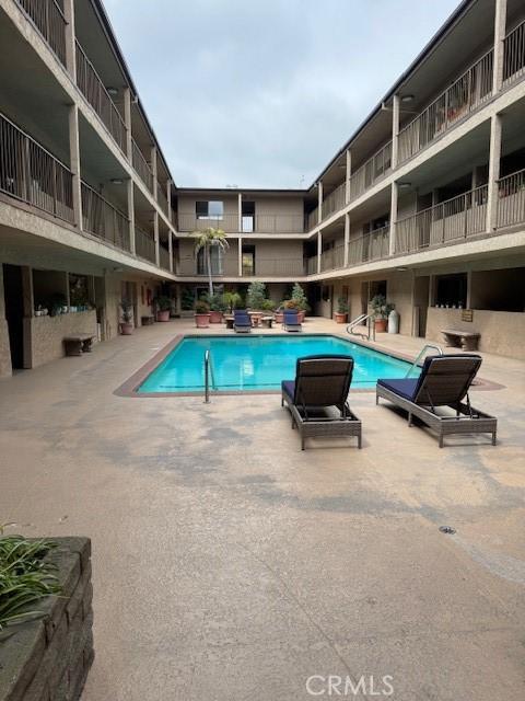 2501 W Redondo Beach Blvd Unit 317, Gardena, CA 90249 - community pool with a patio area