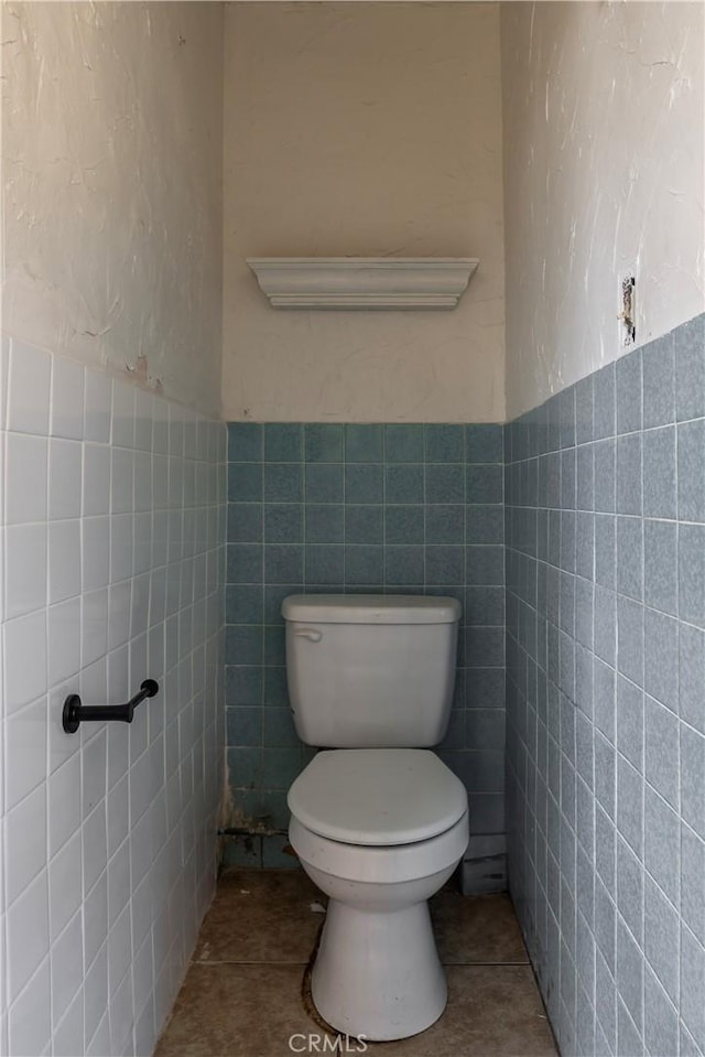 4576 166th St, Lawndale, CA 90260 - bathroom featuring tile walls, a wainscoted wall, and tile patterned flooring