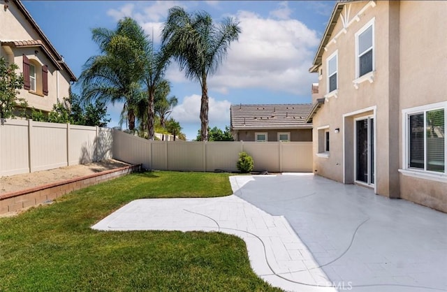 43024 Beamer Ct, Temecula, CA 92592 - fenced backyard with a patio area