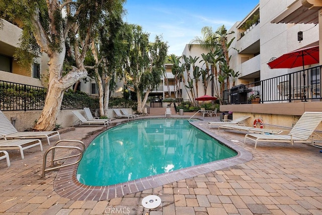 5325 Newcastle Ave Unit 319, Encino, CA 91316 - community pool with a patio area