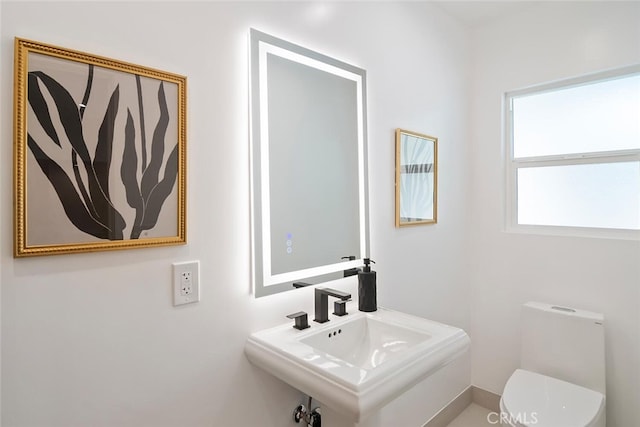 4701 Deseret Dr, Woodland Hills, CA 91364 - half bathroom featuring a sink and toilet