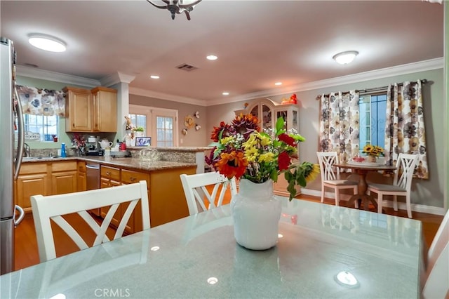 2975 Fernwood Ave, Lynwood, CA 90262 - dining area with healthy amount of natural light, crown molding, and recessed lighting