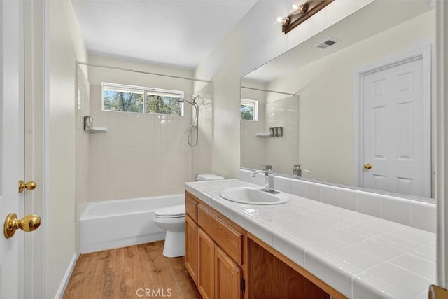 4729 Lookout Mountain Rd, Mariposa, CA 95338 - bathroom featuring vanity, wood finished floors, plenty of natural light, and shower / bath combination