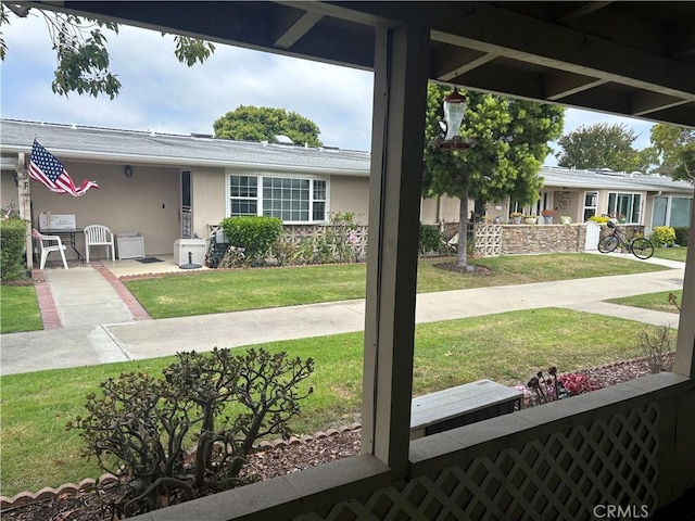 1781 Sunningdale Rd Unit M14-48H, Seal Beach, CA 90740 - view of front of house with stucco siding and a front lawn