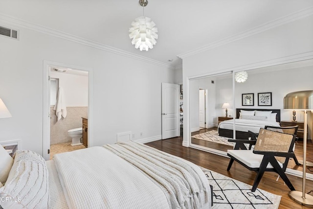 453 Frontenac Ave, Los Angeles, CA 90065 - bedroom featuring crown molding, wood finished floors, a closet, ensuite bathroom, and arched walkways