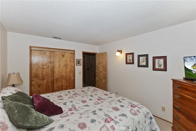 325 Brentwood, Lake Arrowhead, CA 92352 - carpeted bedroom featuring a closet and a textured ceiling