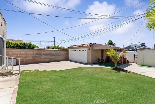 2118 W 84th St, Los Angeles, CA 90047 - view of yard featuring an outbuilding
