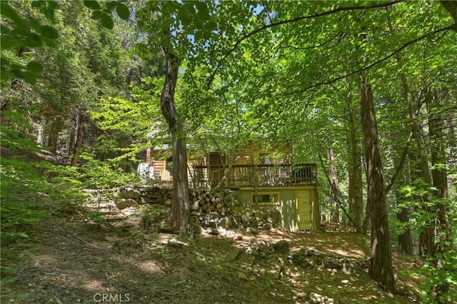 714 Blue Jay Canyon Rd, Lake Arrowhead, CA 92317 - view of yard featuring a wooden deck and a wooded view