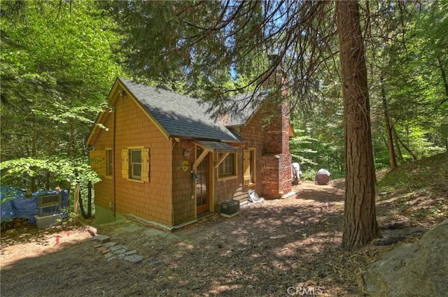 714 Blue Jay Canyon Rd, Lake Arrowhead, CA 92317 - view of side of home with a shingled roof
