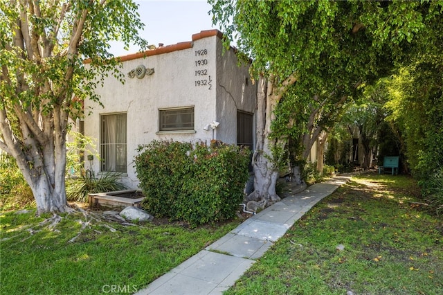 1928 Rosalia Rd, Los Angeles, CA 90027 - view of front of home featuring stucco siding and a front yard